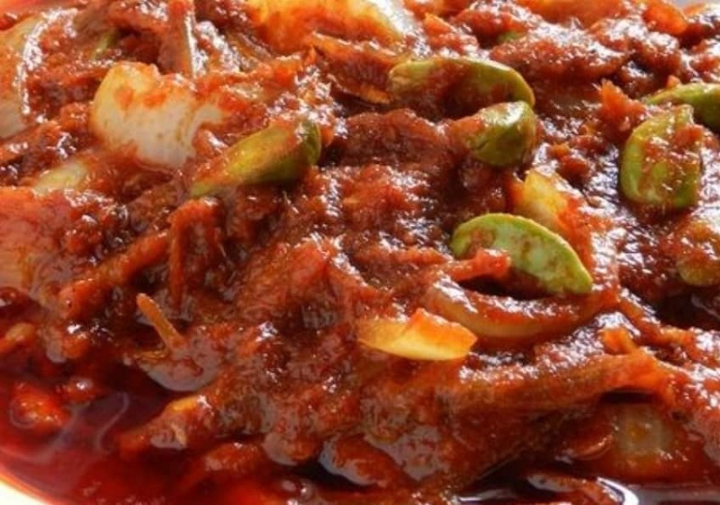 Mangkuk berisi sambal tumis ikan bilis dengan petai yang kelihatan pedas dan sedap