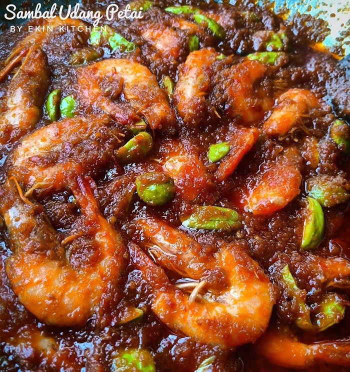 Sepinggan hidangan sambal udang petai yang kelihatan pedas dan menyelerakan.