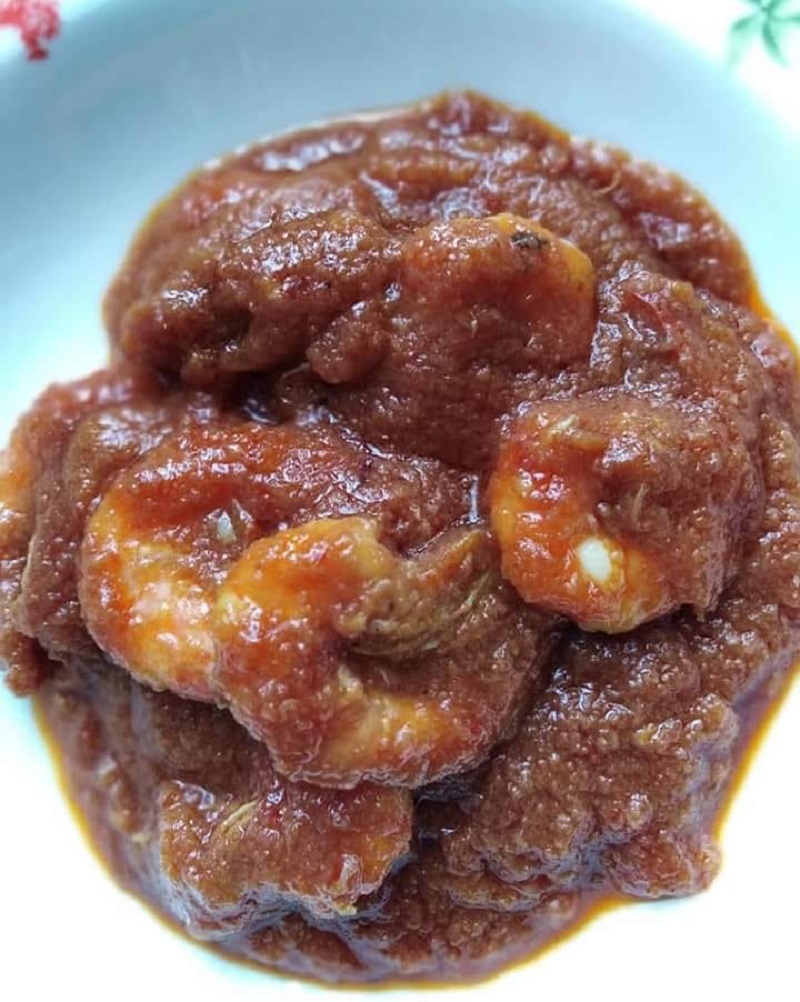 Gambar hidangan sambal udang yang kelihatan pedas dan menyelerakan dalam mangkuk.