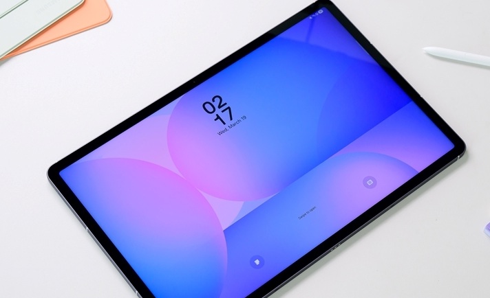 Tablet Samsung Galaxy Tab S10 FE+ digunakan untuk mengambil nota digital dalam kelas.