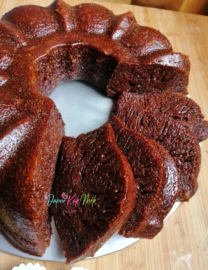Kek Sarang Semut dengan tekstur berlubang