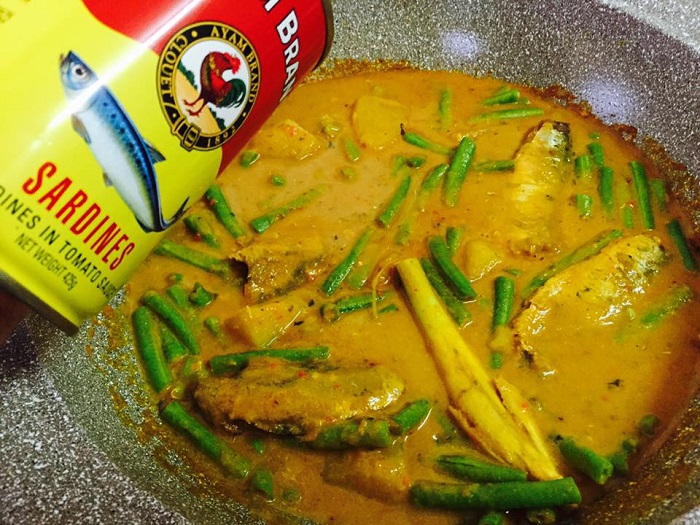Kolaj lima gambar hidangan masakan sardin tin yang berlainan gaya pemakaian dan kelihatan sedap.