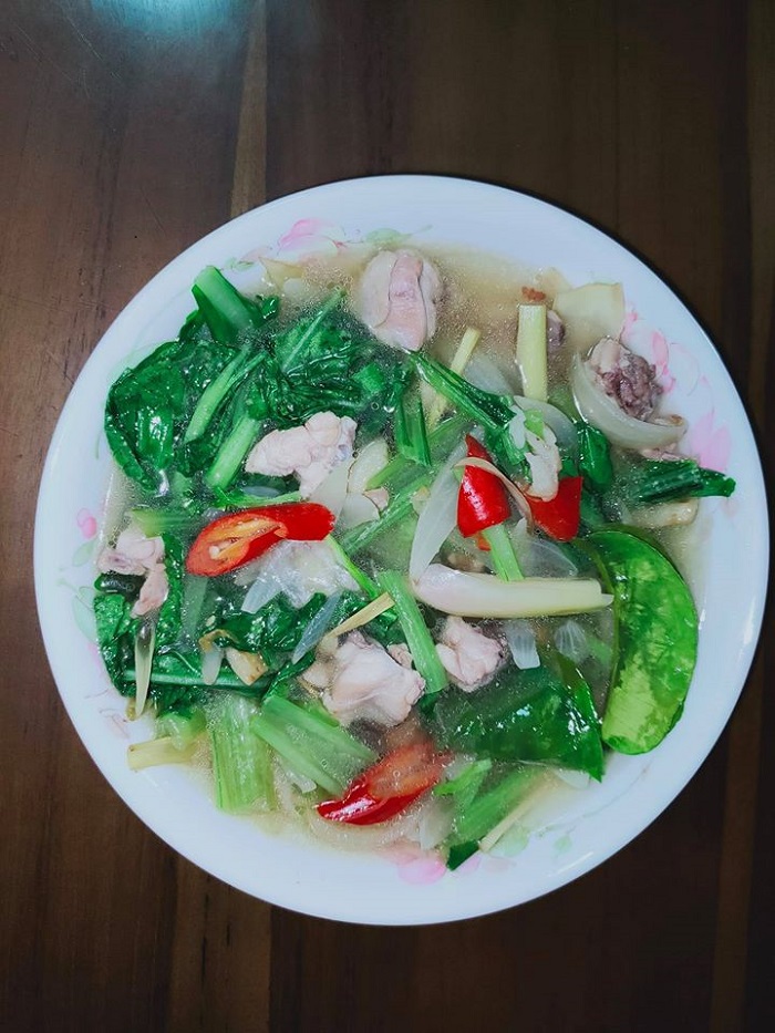 Koleksi pelbagai hidangan sayur-sayuran yang sedap dan berselerakan.
