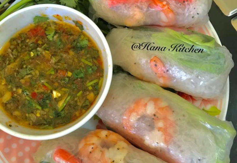 Popia Vietnam berisi makanan laut
