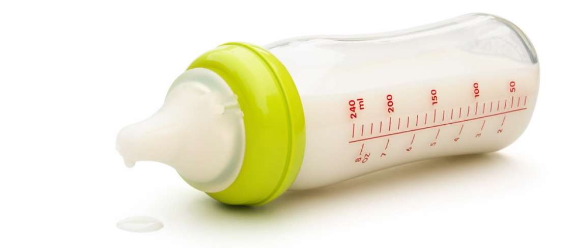 Gambar pelbagai jenis botol susu bayi diperbuat daripada plastik dan kaca untuk panduan memilih.