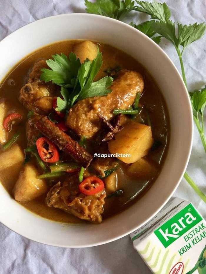 Semur ayam kentang ala Jawa bersantan dalam kuah pekat keperang-perangan.