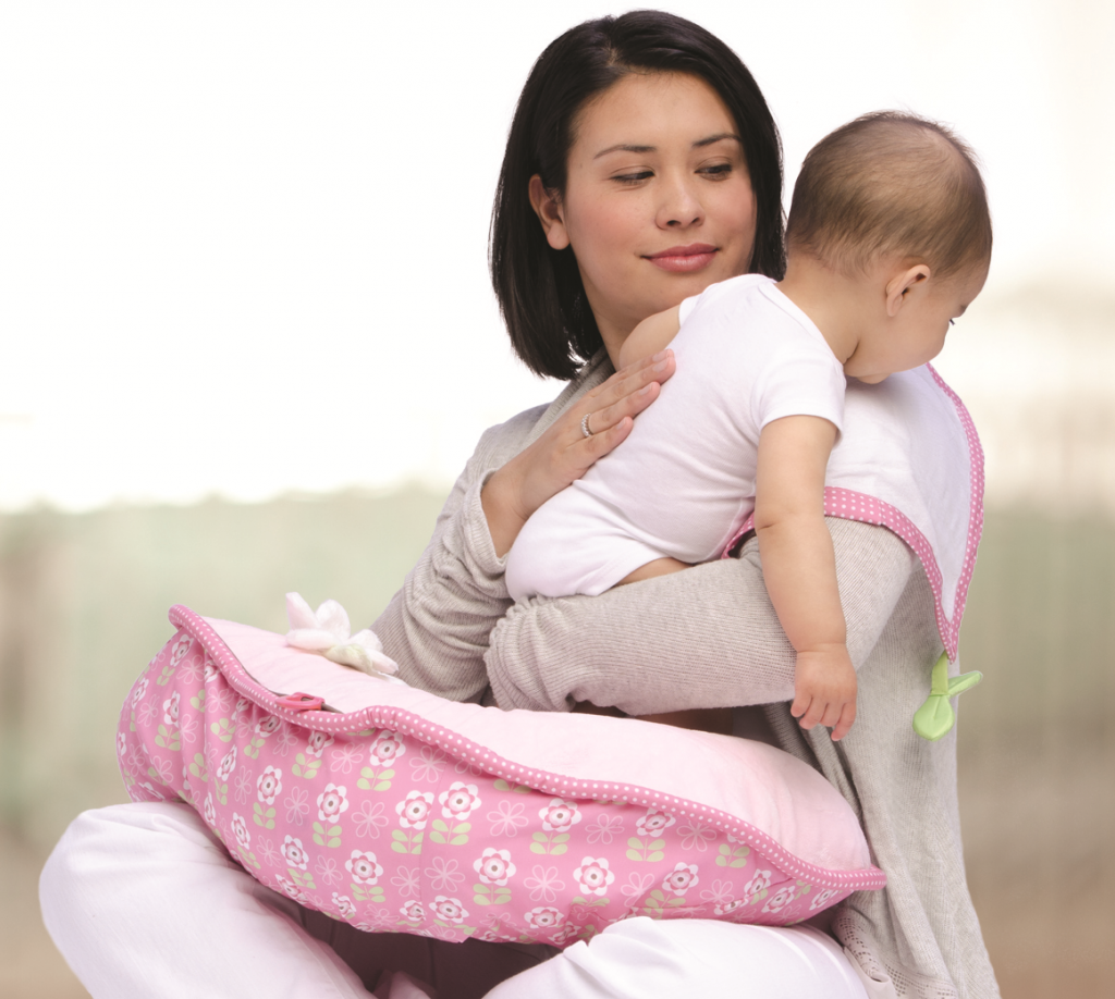 Ibu menyandarkan bayi ke bahu untuk menyendawakannya