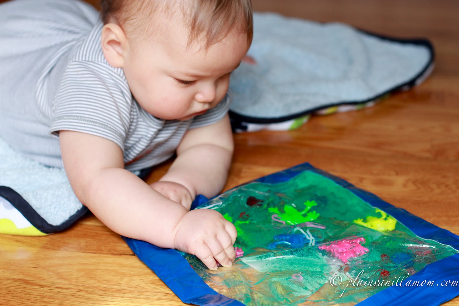 Beg sensori jernih untuk bayi memicit