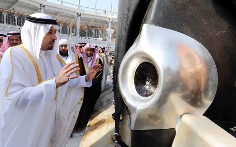 sentuh hajar aswad