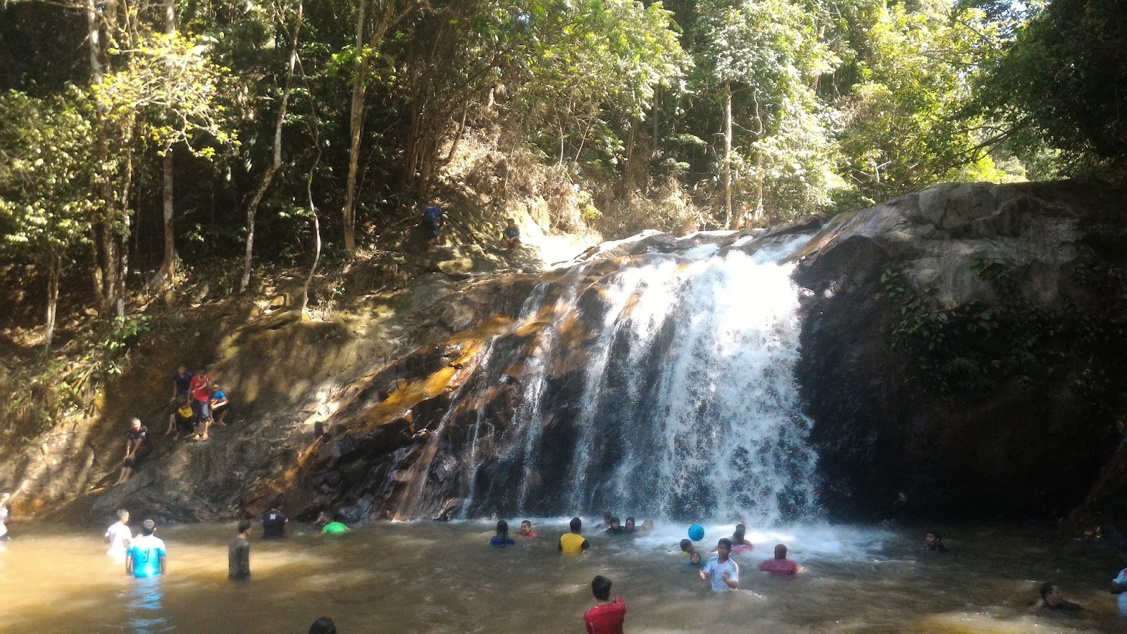 Air Terjun Serendah dikelilingi rimba