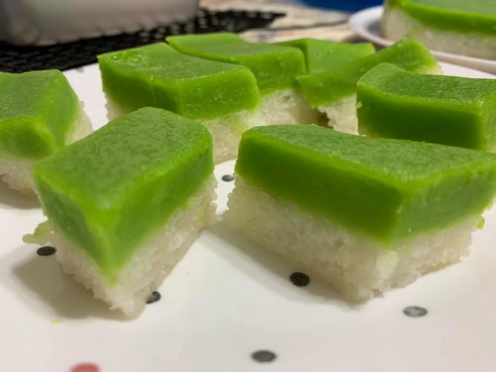 Kuih seri muka dengan lapisan pulut dan kastard pandan
