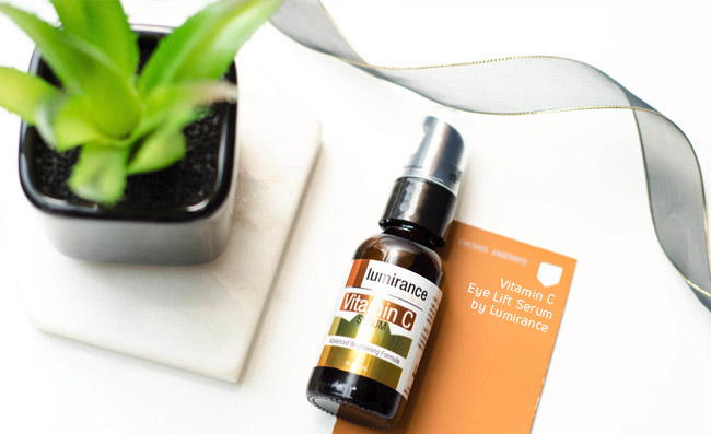Botol serum vitamin C untuk kulit cerah