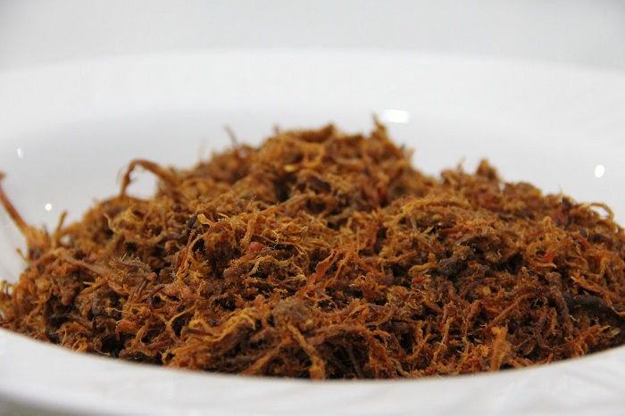 Sepinggan serunding daging yang kering dan berwarna coklat keemasan.