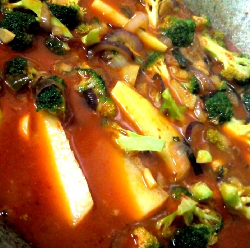 Hidangan makanan laut shellout dengan sotong, udang, ketam dan lala di atas meja berlapik plastik