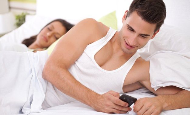 Ilustrasi suami kelihatan sedang berbalas mesej menggunakan telefon bimbit secara sembunyi.