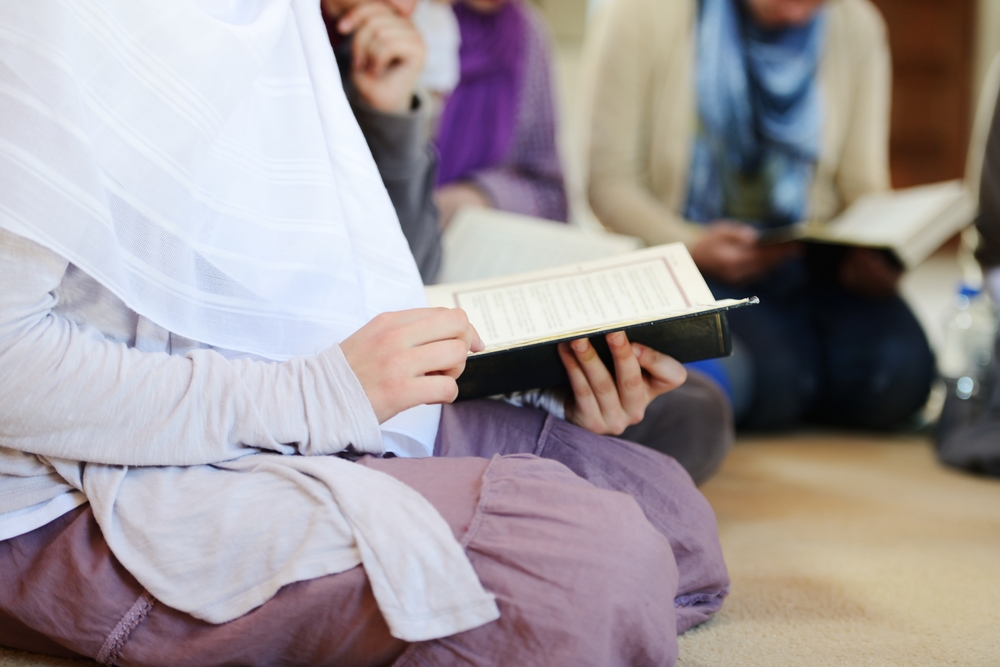Buku-buku ilmu bertatat di atas meja