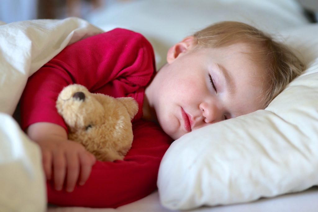Ibu berdoa untuk anak sebelum tidur