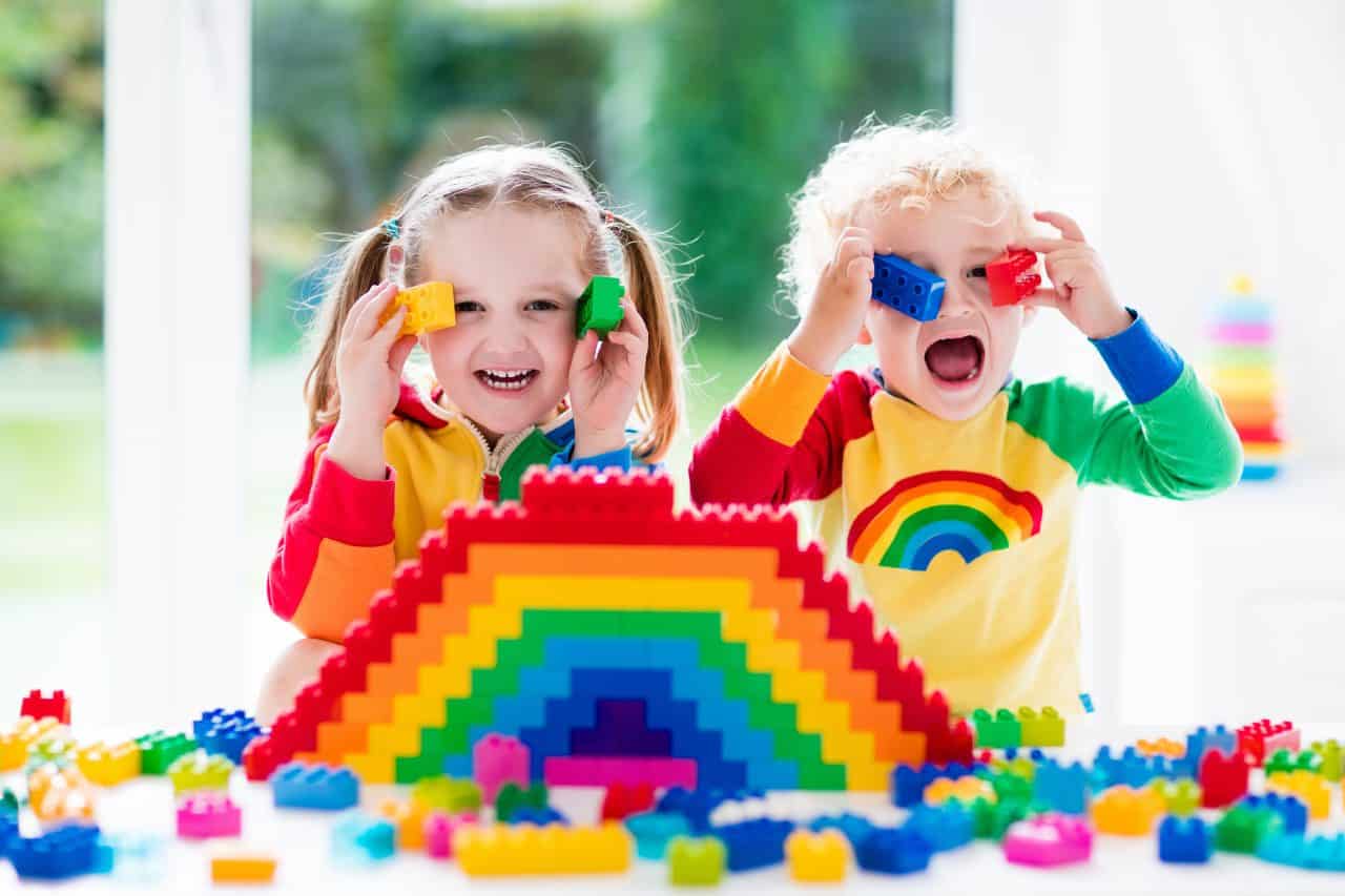 Kanak-kanak sedang bermain dengan plastisin untuk menguasai kemahiran 3D.