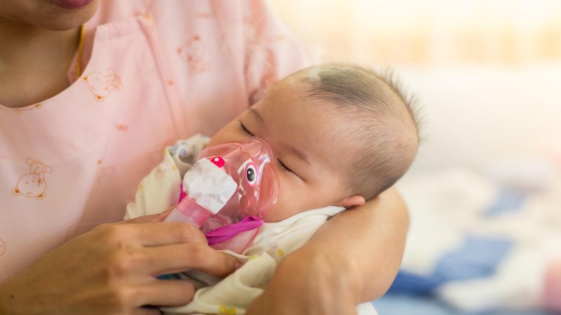 Gambar bayi sedang mendapatkan rawatan perubatan nebulizer untuk masalah pernafasan