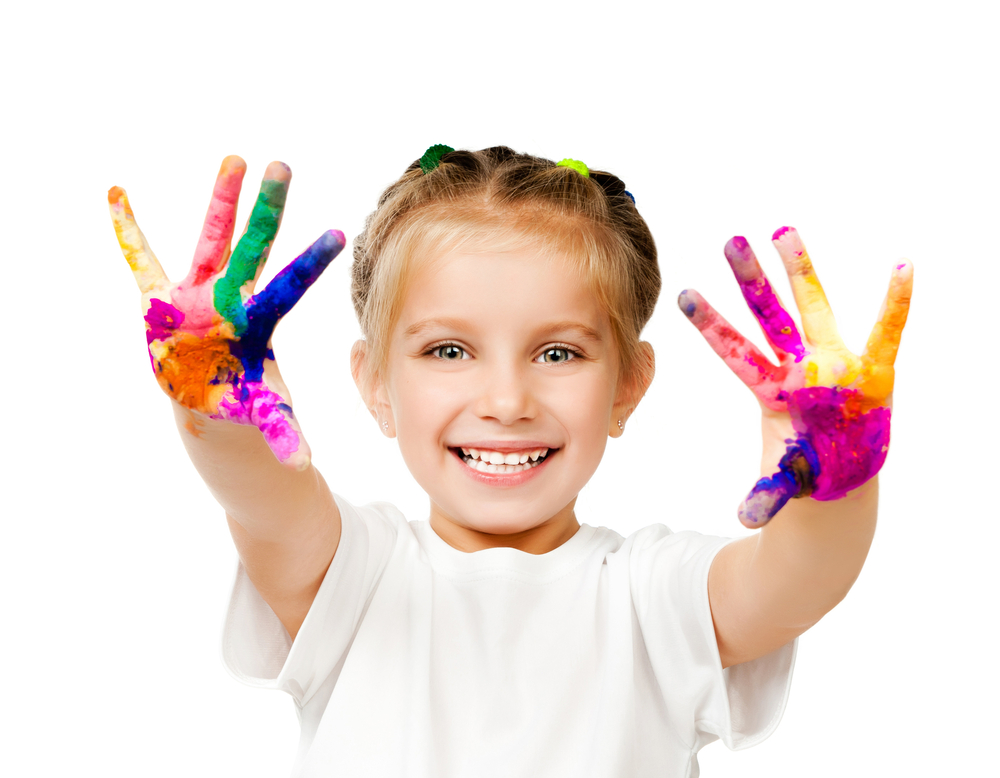 Gambar bayi sedang bermain dengan pelbagai jenis tekstur dan bahan untuk merangsang deria sentuhan.