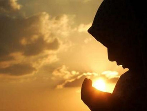 Imej pasangan muslim berdoa mohon zuriat agar cepat hamil