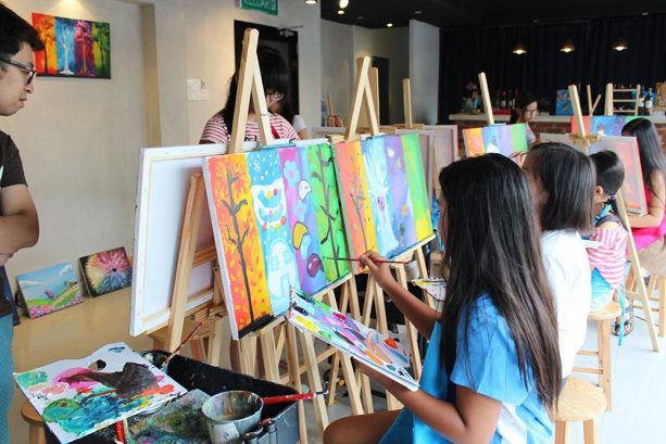 Kanak-kanak sedang aktiviti seni di Art & Bonding
