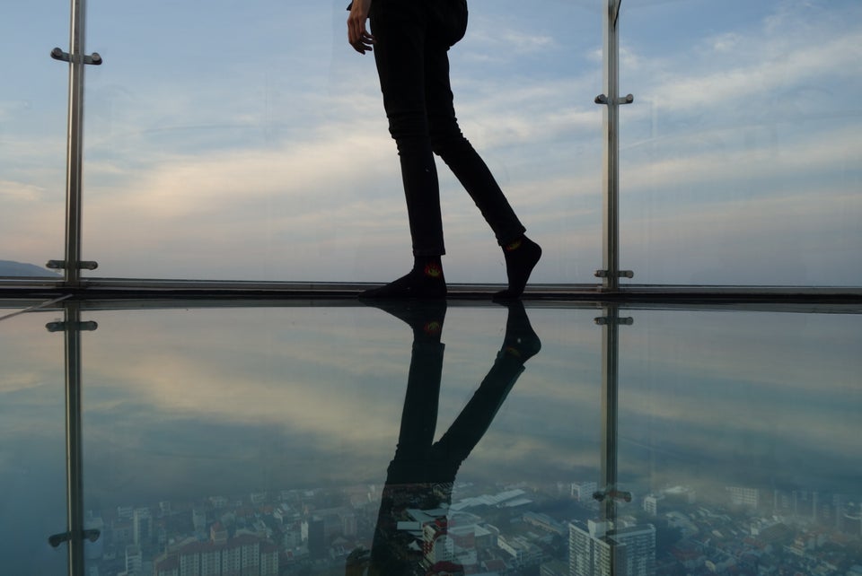Pemandangan dari jambatan kaca Rainbow Skywalk
