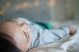Kanak-kanak sedang tidur dengan lena dan selesa di atas katil
