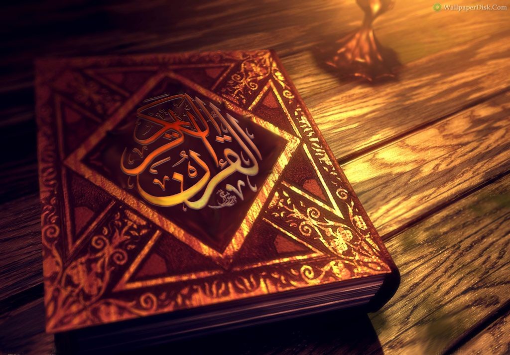Ilustrasi wanita muslimah sedang khusyuk membaca Al Quran dengan adab yang baik.