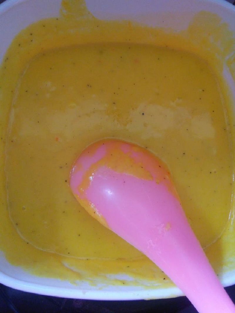 Mangkuk berisi sos keju kuning yang pekat dan sedap ala KFC.