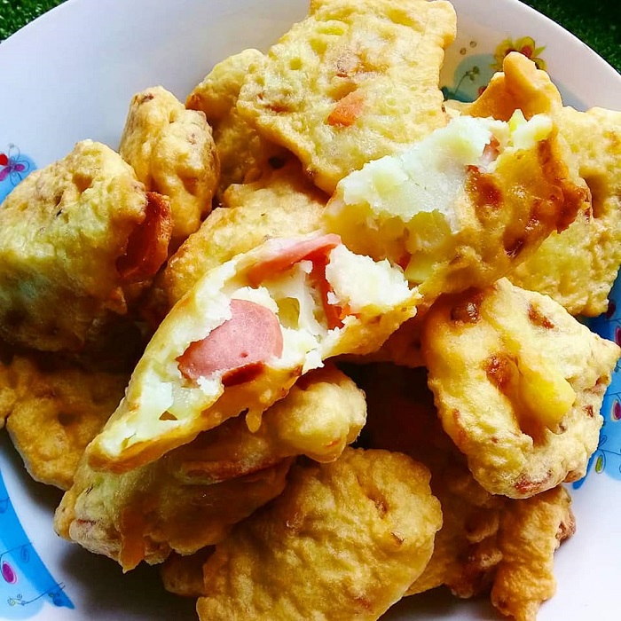 Cucur sosej dan kentang goreng