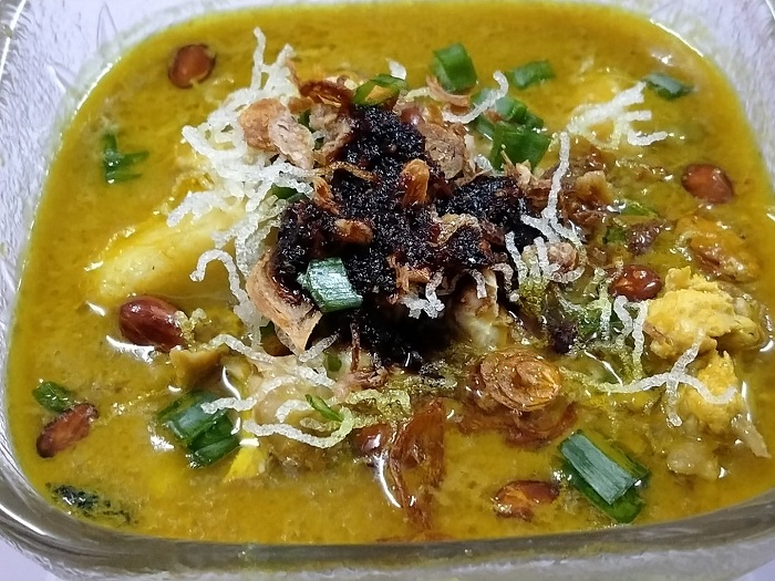 Mangkuk soto kuah pekat ala Soto Madura yang sedap dan kaw dengan ayam.