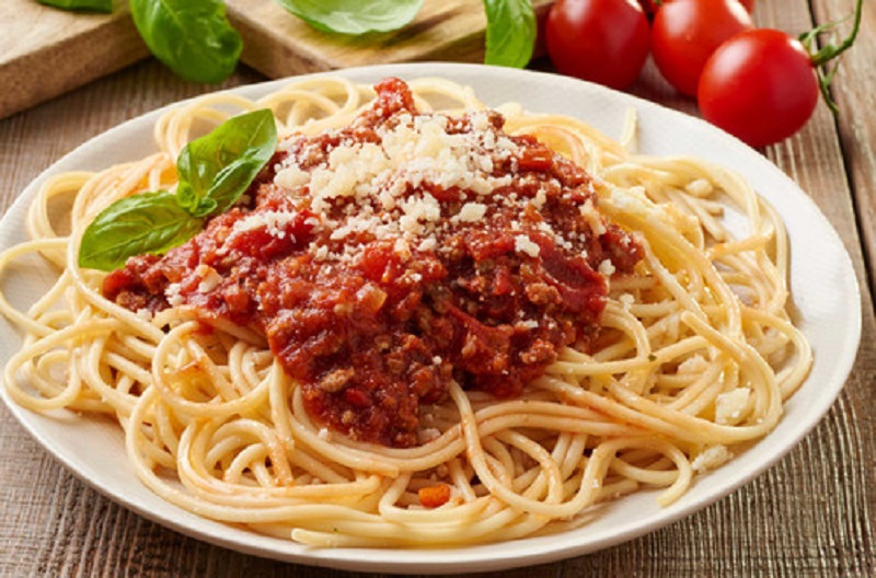 Spaghetti Bolognese dengan sos daging dan cendawan di dalam pinggan