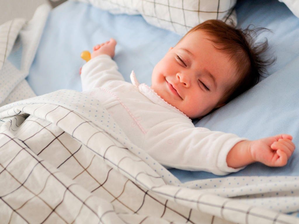 Bayi tidur lena di katil