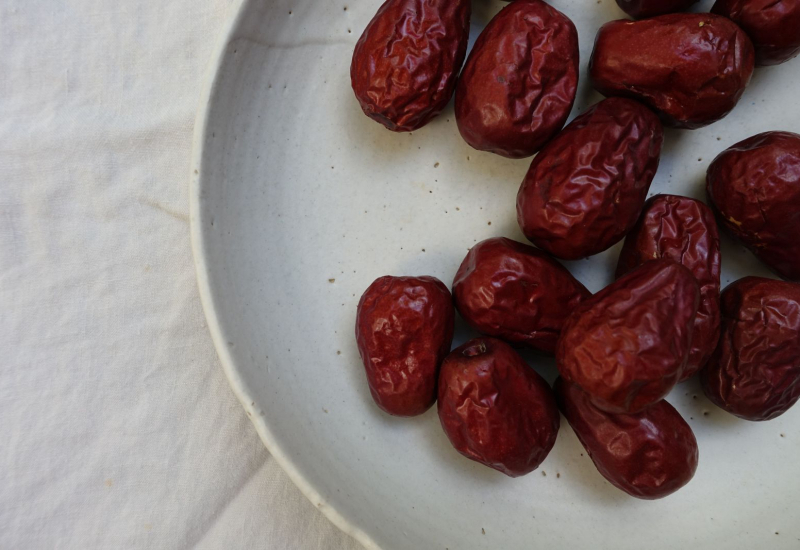 Bijian kurma merah dan hitam yang segar