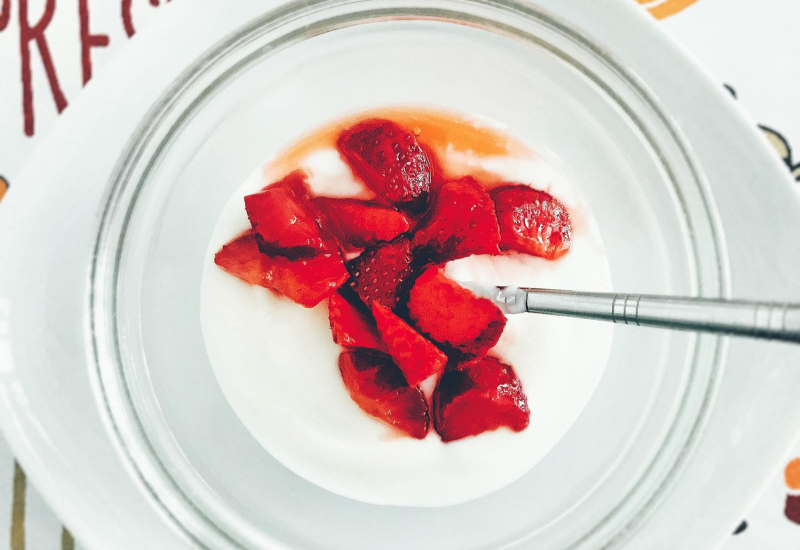 Mangkuk yogurt putih dengan hirisan buah