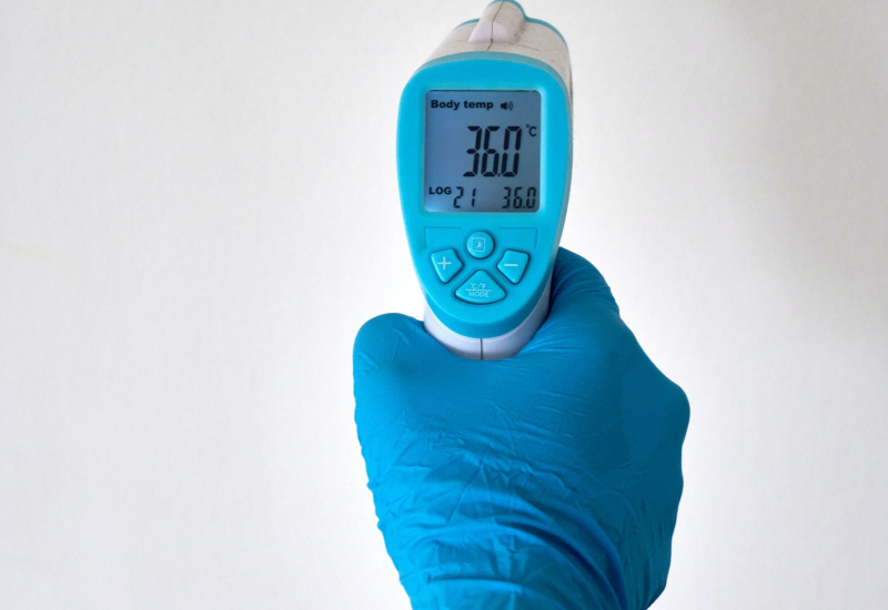 Termometer menunjukkan suhu badan normal
