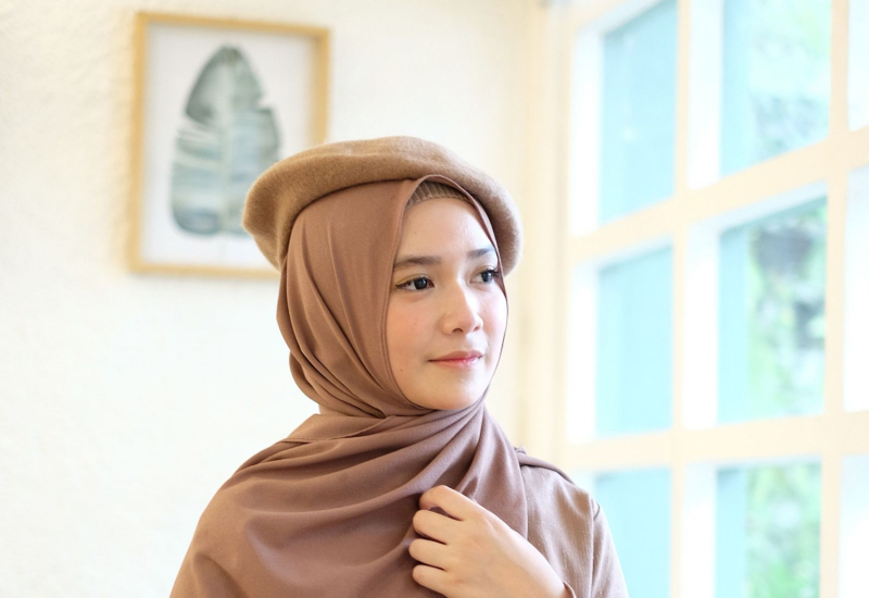 Ilustrasi wanita hamil yang sedih dengan latar belakang separuh ceria dan separuh gelap melambangkan emosi bercelaru.