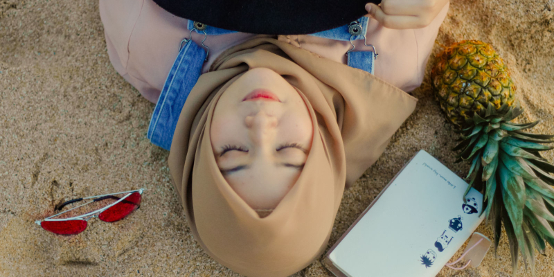 Gambar wanita bertudung tersenyum menunjukkan kecantikan dalaman dan luaran.