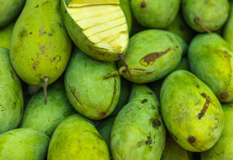 Kepingan jeruk mangga yang dihiris dan diletakkan di dalam balang kaca