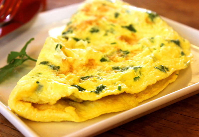 Gambar telur dadar yang gebu, tebal dan sedap di atas pinggan.