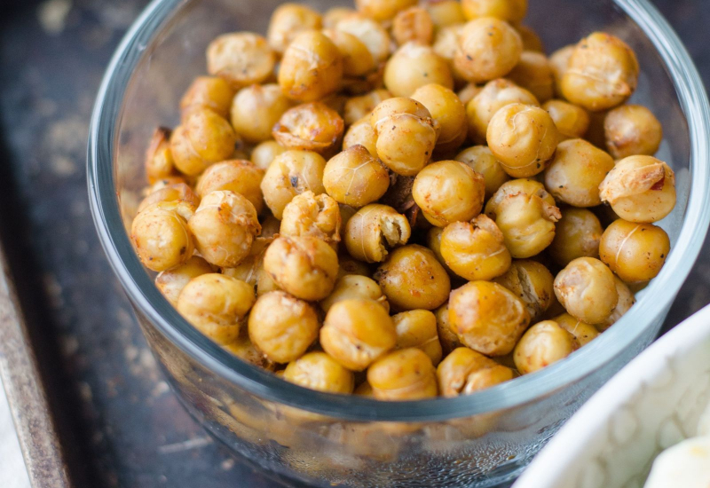 Sebuah mangkuk berisi kacang kuda mentah yang sihat untuk dijadikan kudapan.