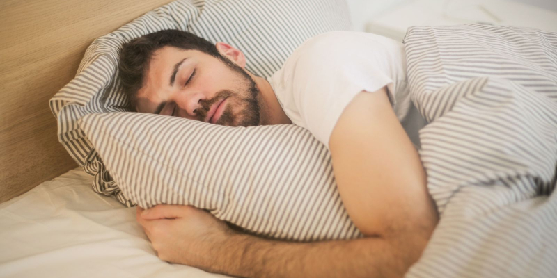 Wanita sedang tidur dengan tenang mengiring sebelah kanan di atas katil.