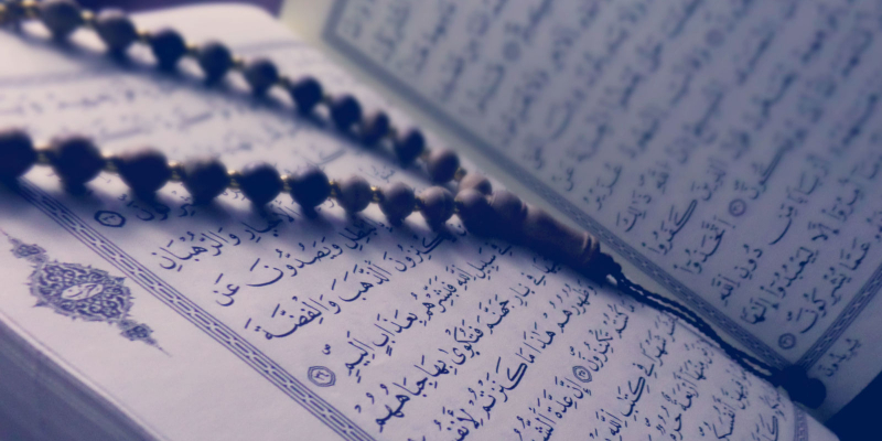Pintu tebuk daun dengan Al-Quran dan tasbih di atas sejadah