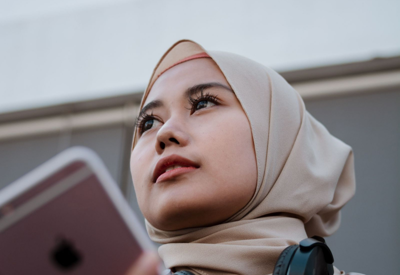 Gambar wanita mempunyai bibir yang merah, sihat dan cantik secara semula jadi.