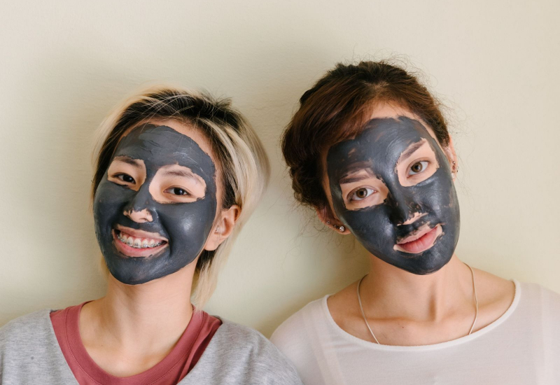Wanita menunjuk muka yang jernih bebas jerawat selepas mengamalkan petua saintifik.