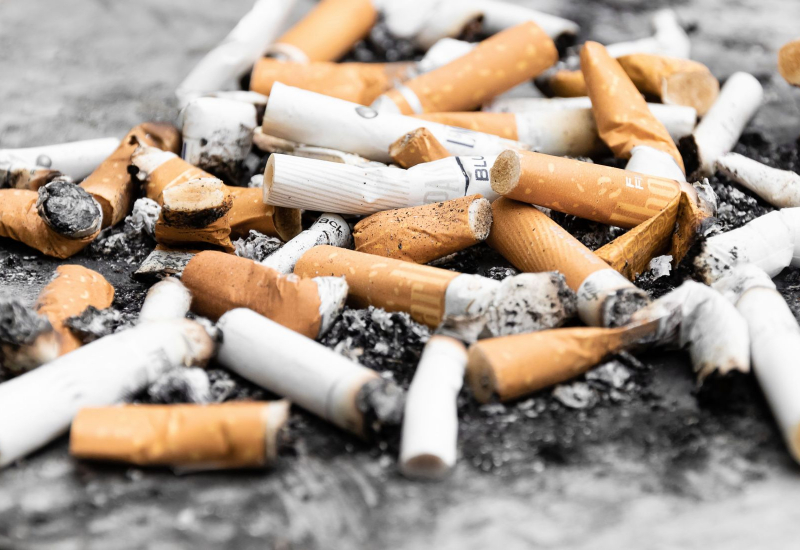 Orang sedang merokok rokok