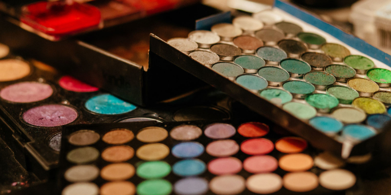 Wajah wanita yang berseri dan cantik secara semula jadi tanpa mengenakan make-up.