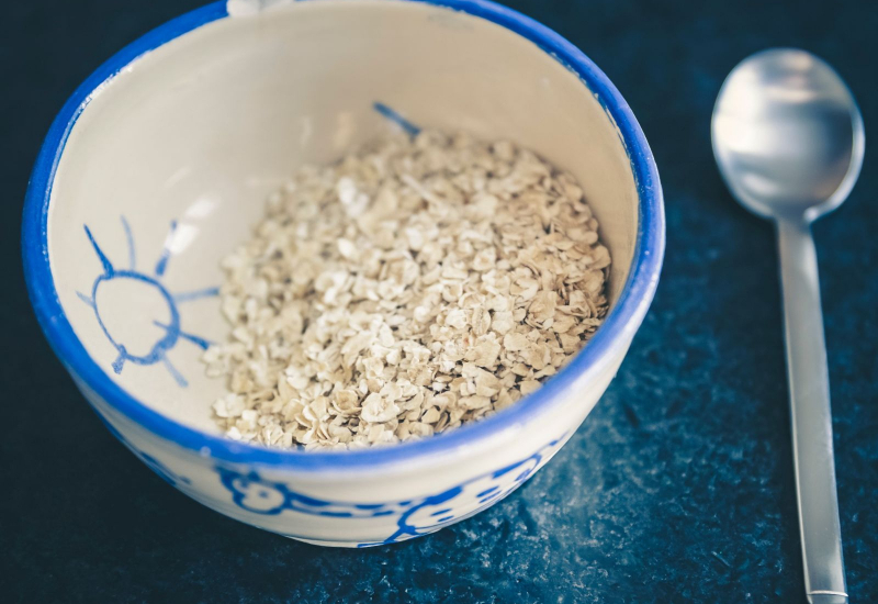 Mangkuk oat bersama susu dan buah-buahan segar sebagai sarapan sihat