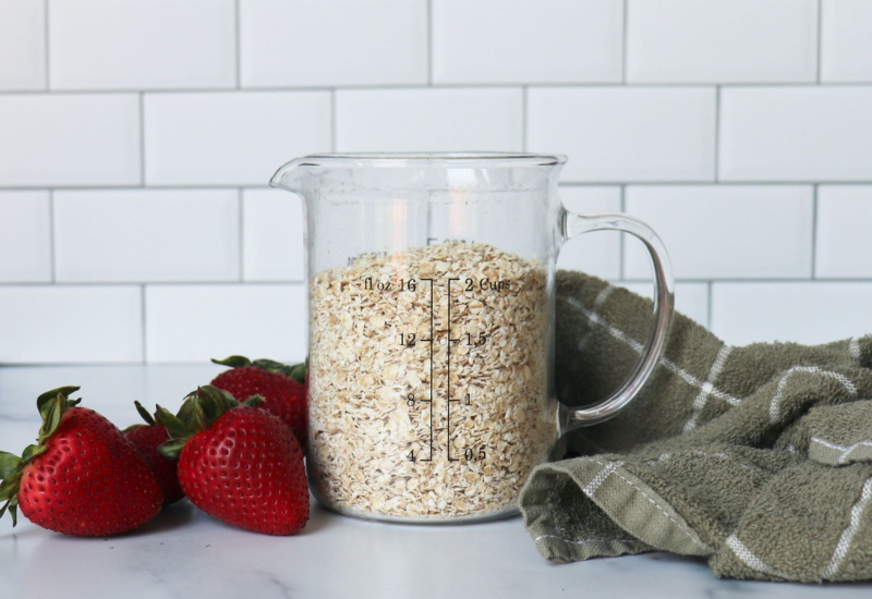 Mangkuk oat bersama sudu dan bijirin